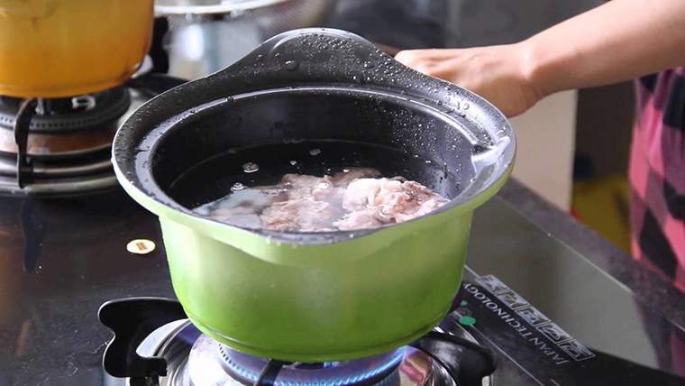Nồi nước dùng hủ tiếu miền Tây được ninh từ xương heo