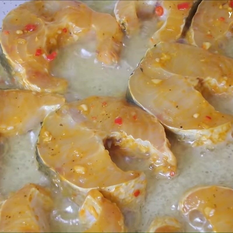 Chiên cá lóc vàng giòn cho món bún cá lóc miền Tây