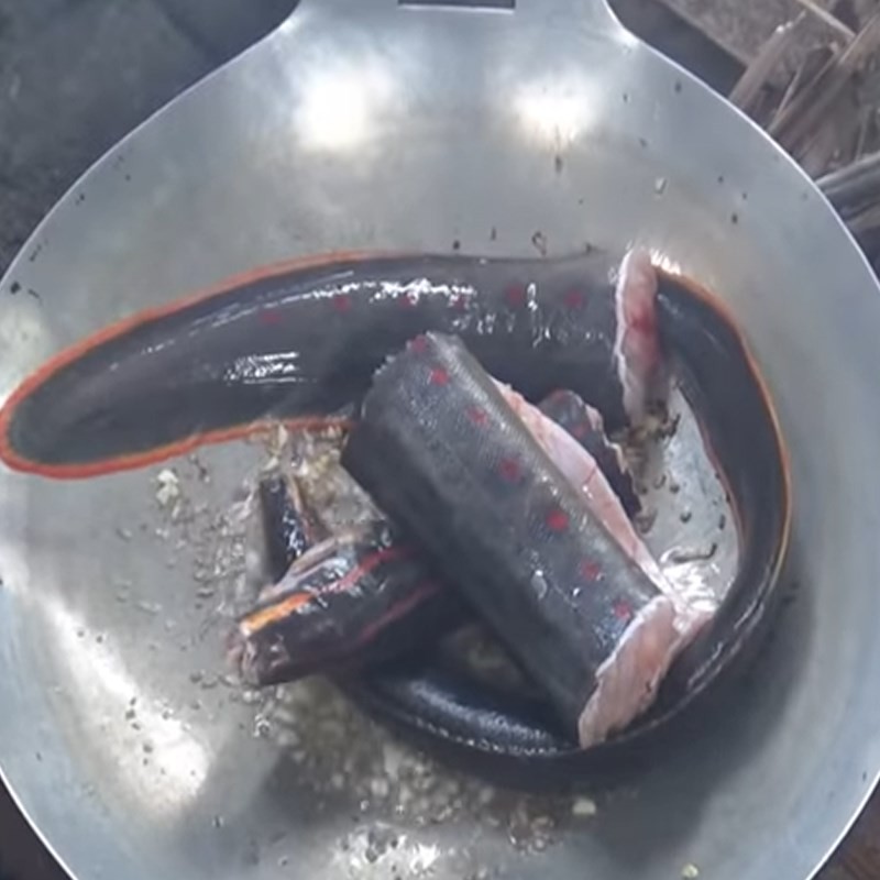 Cá chạch vàng đều sau khi chiên sơ, sẵn sàng cho món lẩu