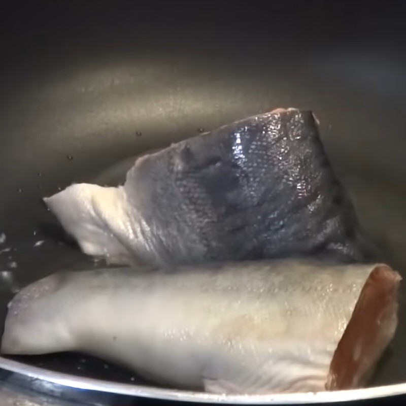 Chiên sơ cá hồi vàng đều hai mặt, chuẩn bị cho món canh ngót cá hồi