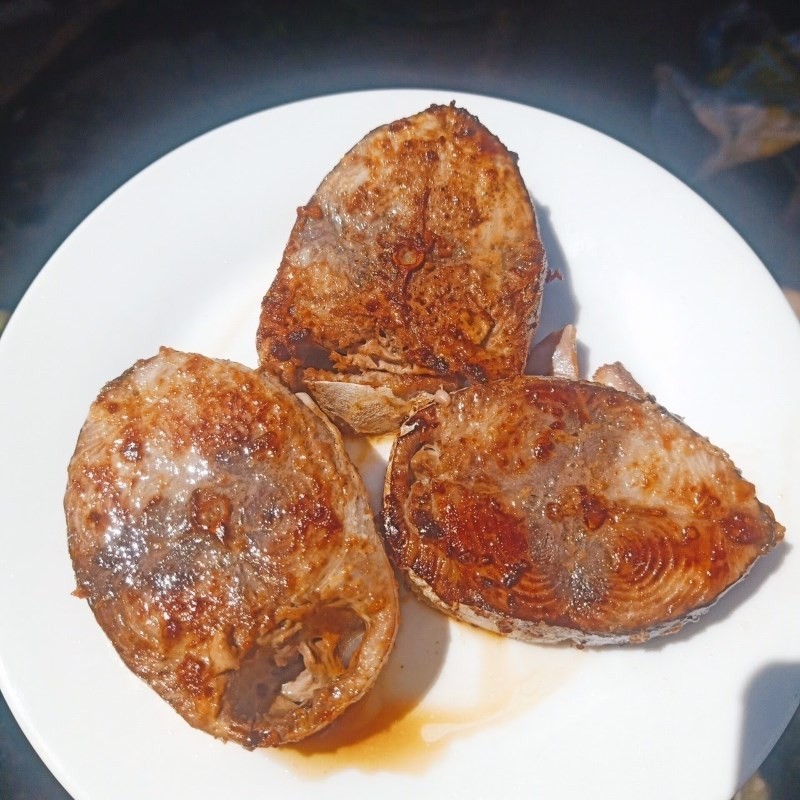 Miếng cá ngừ sau khi chiên sơ có màu vàng ươm bắt mắt