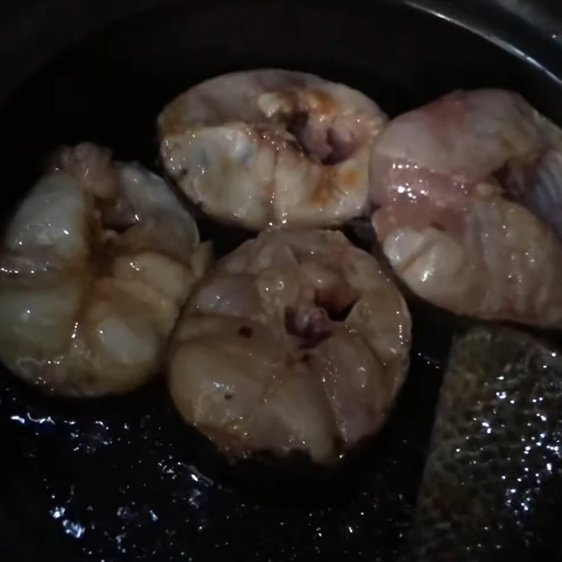 Chiên sơ cá quả trước khi kho để giữ hình dáng và độ săn chắc