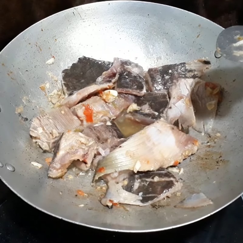Cá đuối được chiên sơ vàng đều
