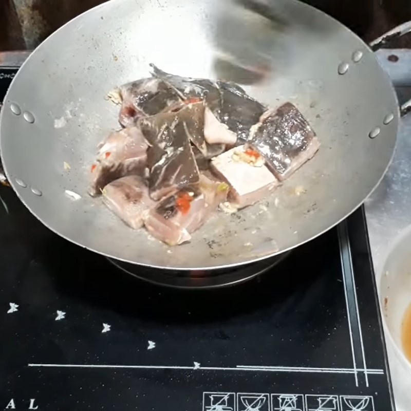 Chiên sơ cá đuối trong chảo