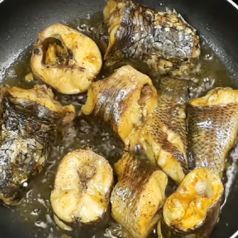 Cá ngừ được chiên sơ vàng đều các mặt trên chảo nóng
