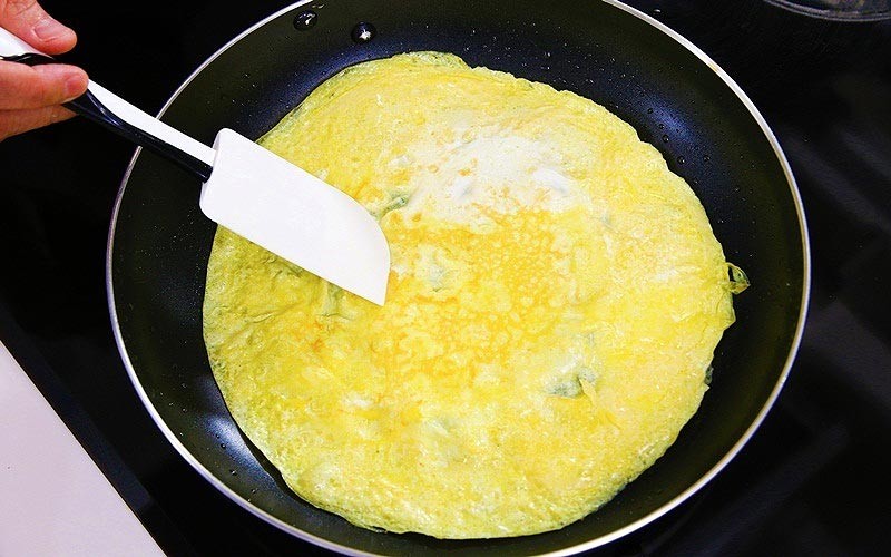 Tráng trứng gà mỏng đều để cuộn nhân canh bóng mọc
