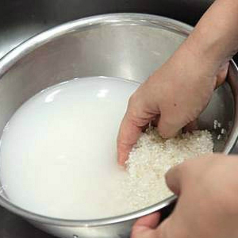 Băm nhuyễn nghệ vàng và cắt nhỏ hành ngò
