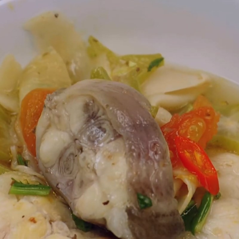 Canh cá lăng măng chua nóng hổi, đã hoàn thành và sẵn sàng thưởng thức