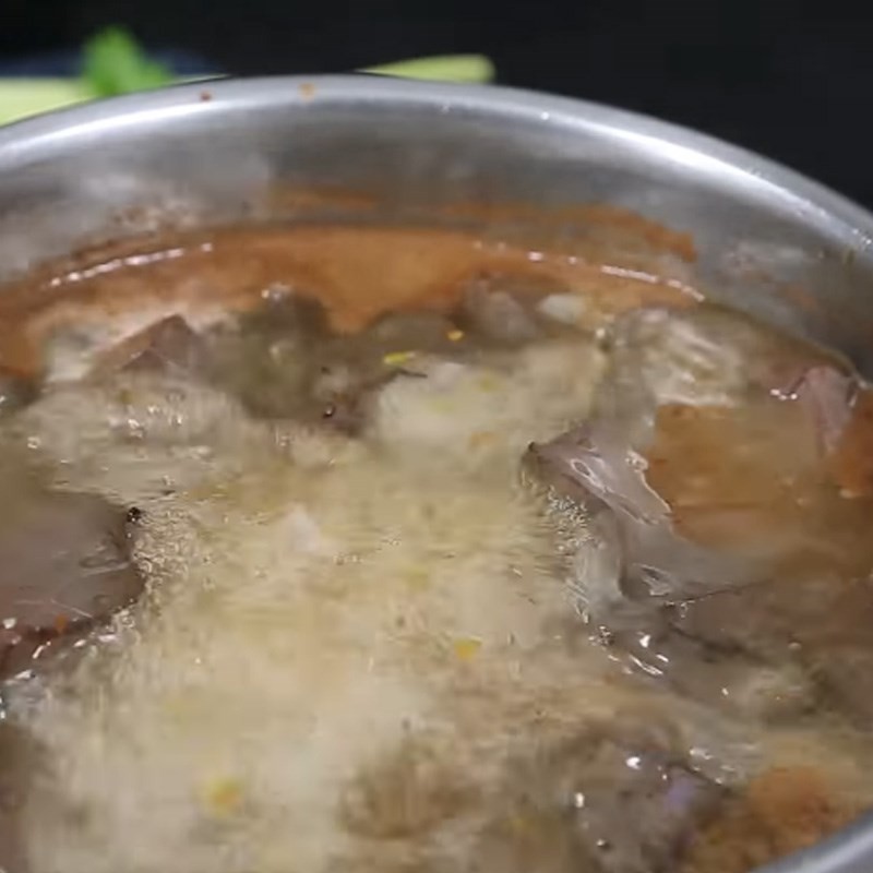 Huyết heo đang chín trong nồi canh