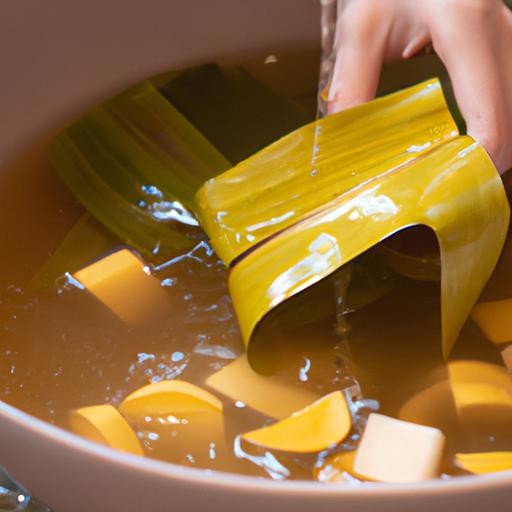 Cho rau tầm bóp vào nồi nước dùng đang sôi