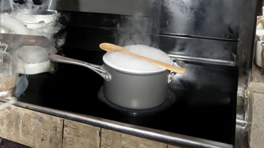 Gác thìa gỗ ngang nồi cháo để chống trào hiệu quả