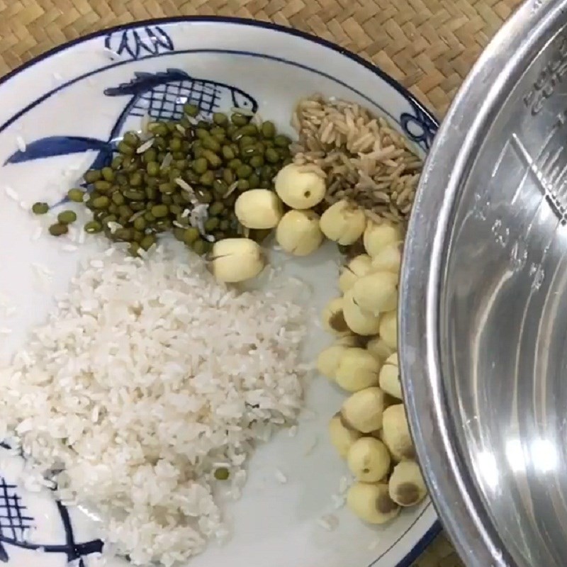 Vo sạch gạo và gạo lứt trước khi nấu cháo hạt sen đậu xanh gà ác