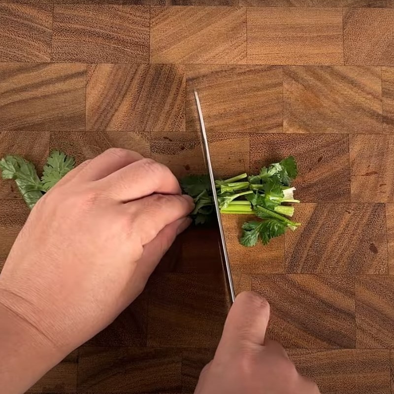 Các nguyên liệu đã sơ chế gồm tôm khô, hành lá và trứng