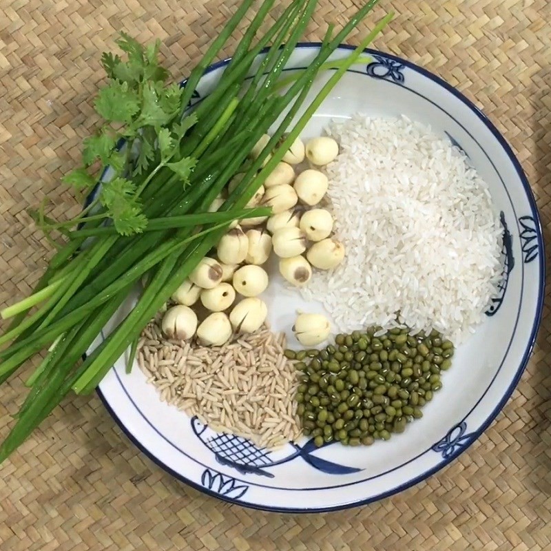 Hạt sen và đậu xanh được sơ chế sạch sẽ cho món cháo gà ác