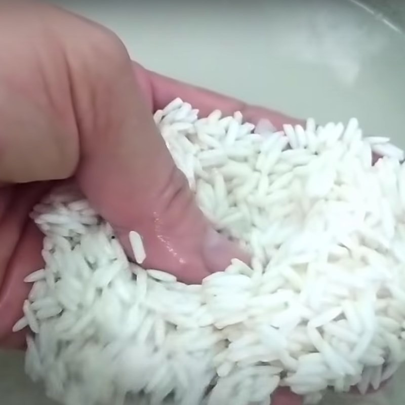 Trộn nếp và đậu xanh cùng muối