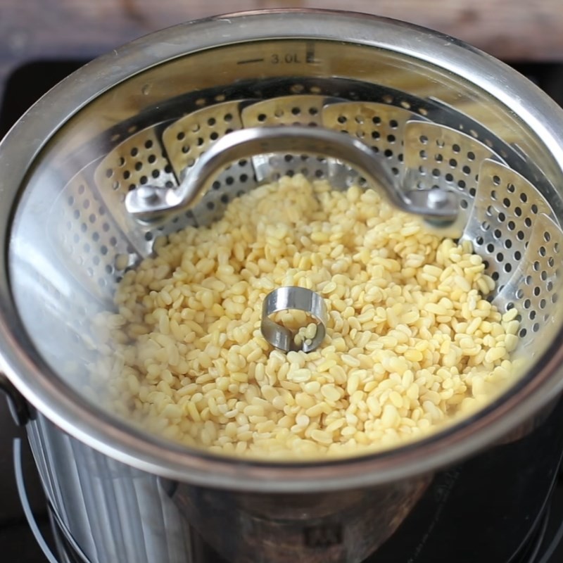 Hấp đậu xanh chín mềm cho chè bưởi