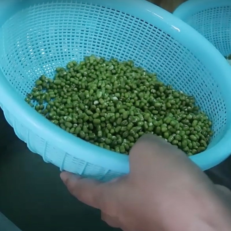 Ngâm đậu xanh và vo nếp sạch sẽ