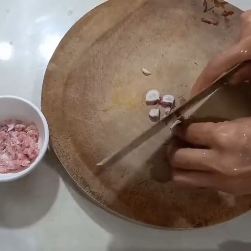 Hành tím băm nhỏ sẵn sàng phi thơm