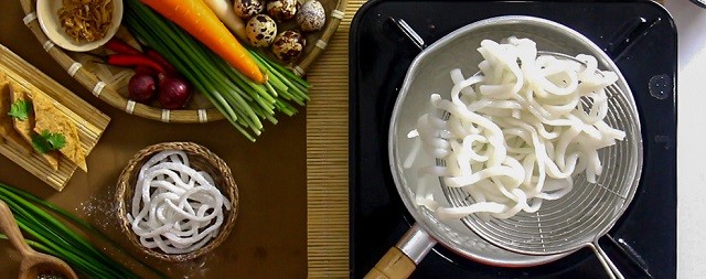 Sơ chế nguyên liệu làm bánh canh chả cá Phan Thiết gồm cá thác lác, rau củ và xương heo.