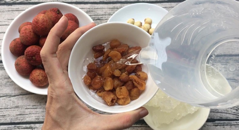 Sơ chế long nhãn tươi hoặc khô cho món chè hạt sen long nhãn