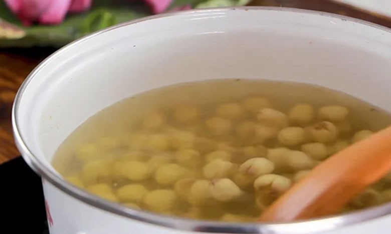 Quy trình nấu hạt sen chín mềm, bở ngon trong cách làm chè hạt sen long nhãn
