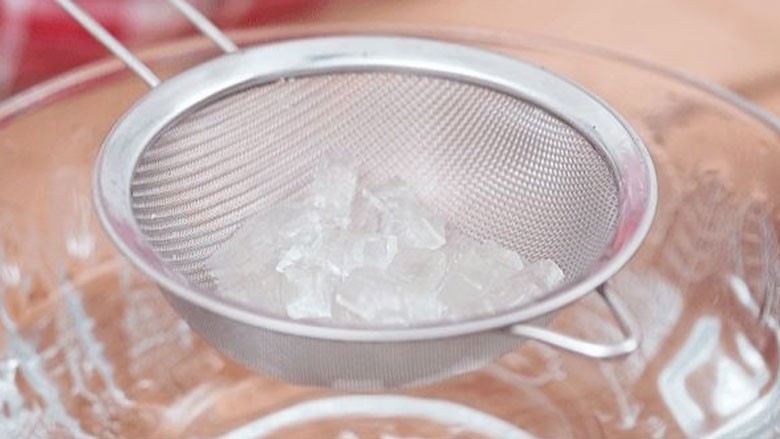 sơ chế nha đam ngâm nước đá lạnh để giữ độ giòn