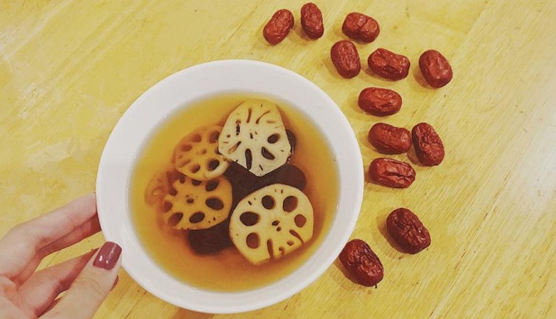 Chè củ sen táo đỏ thành phẩm thơm lừng, dùng nóng rất ngon