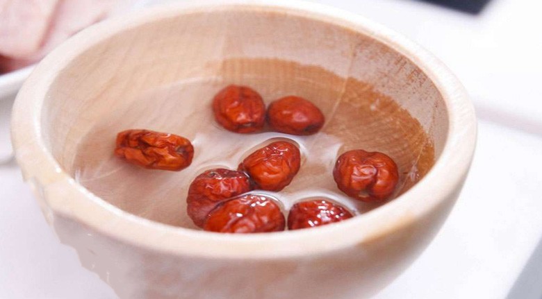 Quy trình sơ chế kỹ lưỡng đậu xanh, hạt sen và táo đỏ cho món chè