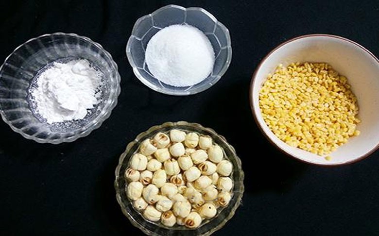 Các nguyên liệu chuẩn bị cho cách nấu chè đỗ xanh hạt sen, gồm đậu xanh, hạt sen khô và đường.