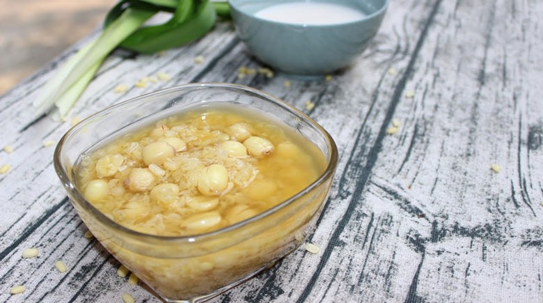 Chén chè đỗ xanh hạt sen thanh mát, bổ dưỡng đã hoàn thành, có thể rắc thêm dừa khô.