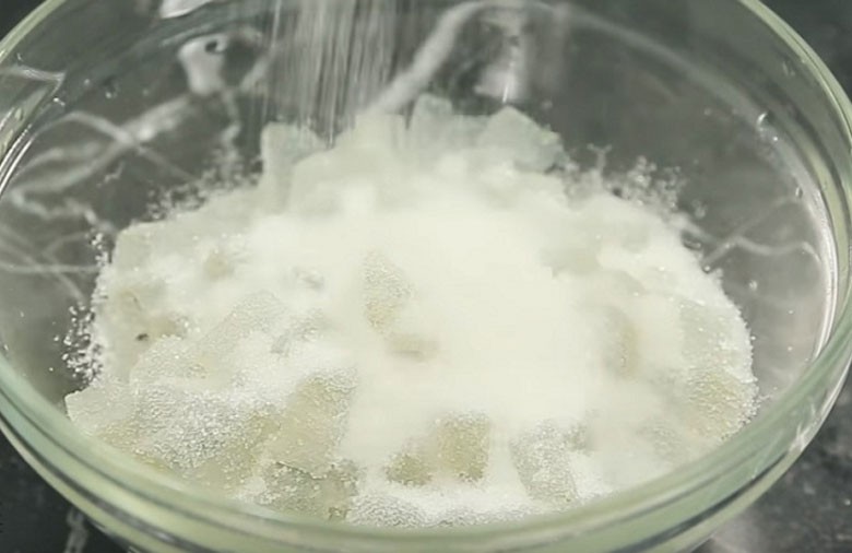 Nha đam sau khi gọt vỏ và cắt miếng, đang được ngâm để loại bỏ nhớt, chuẩn bị cho món chè.