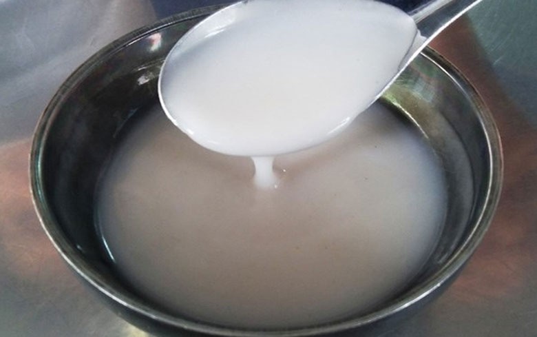 Quá trình nấu nước cốt dừa sánh mịn, dùng kèm với chè đỗ xanh nha đam tăng thêm hương vị béo ngậy.