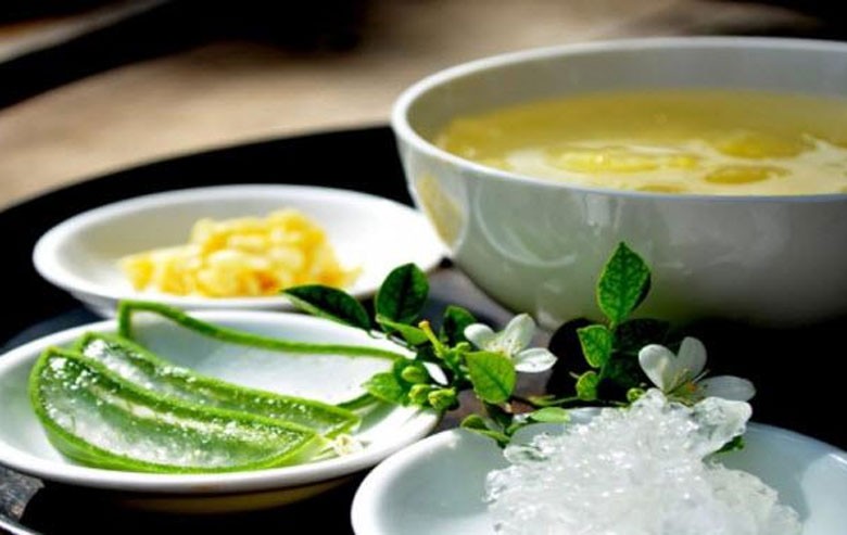 Chén chè đỗ xanh nha đam giải nhiệt, đẹp da đã hoàn thành, với nước cốt dừa béo ngậy.