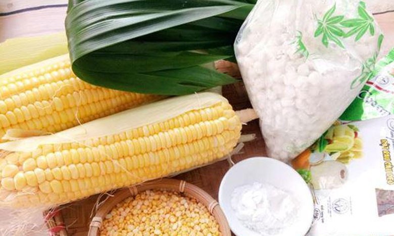 Nguyên liệu cho cách nấu chè ngô đỗ xanh, bao gồm ngô tươi, đậu xanh, lá dứa và nước cốt dừa.