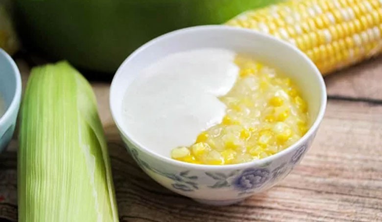 Chén chè ngô đỗ xanh ngọt ngào, thơm lừng mùi ngô non và lá dứa, là món tráng miệng hấp dẫn.