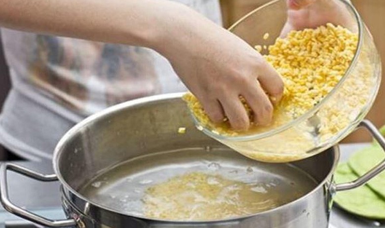 Hình ảnh nồi đậu xanh đang được ninh mềm, là bước quan trọng trong cách nấu chè đỗ xanh.