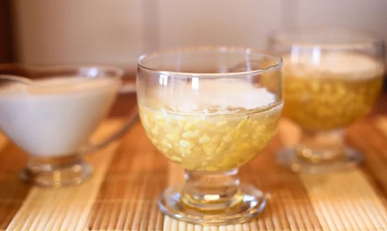 Chén chè đỗ xanh truyền thống thơm ngon, sánh mịn đã hoàn thành, sẵn sàng thưởng thức.