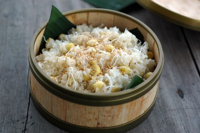 Đơm xôi dừa hạt sen ra đĩa, sẵn sàng để thưởng thức món ăn thơm ngon, béo ngậy và hấp dẫn.