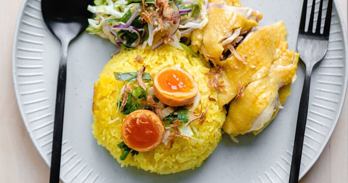 Đĩa cơm gà Tam Kỳ hoàn chỉnh với cơm vàng, thịt gà xé và gỏi trộn hấp dẫn