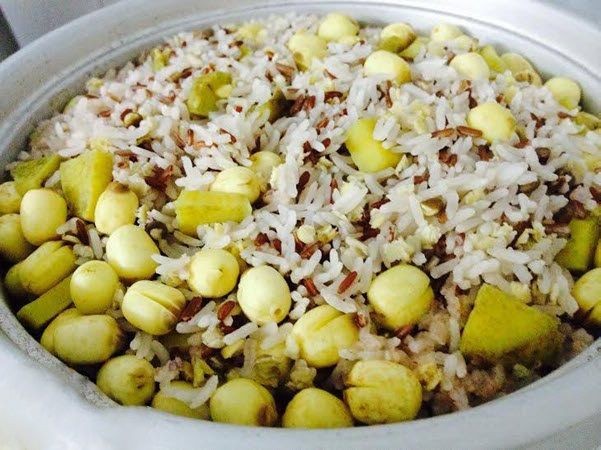 Bát cơm gạo lứt đậu đỏ hạt sen đã nấu chín, hấp dẫn và đầy dinh dưỡng.
