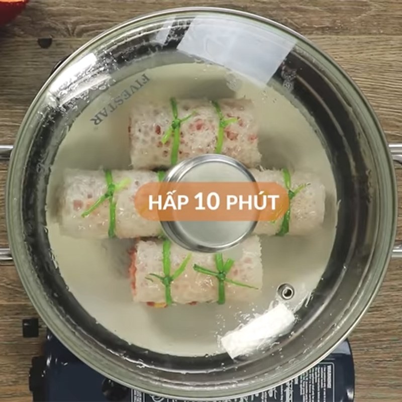 Những cuộn bì bóng đã được định hình đẹp mắt, sẵn sàng để hấp trước khi cho vào canh