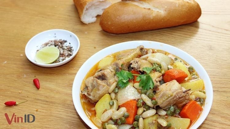 Gà nấu đậu ngự kiểu Huế với màu sắc hấp dẫn