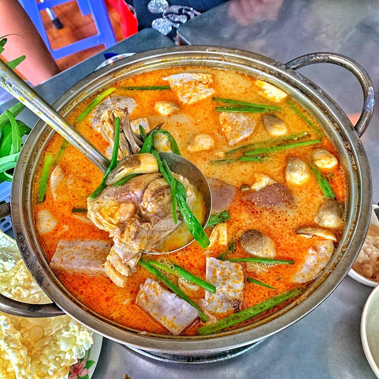 Chao, một trong những thành phần cốt yếu không thể thiếu, đóng vai trò tạo nên hương vị đặc trưng cho món vịt nấu chao cần thơ.