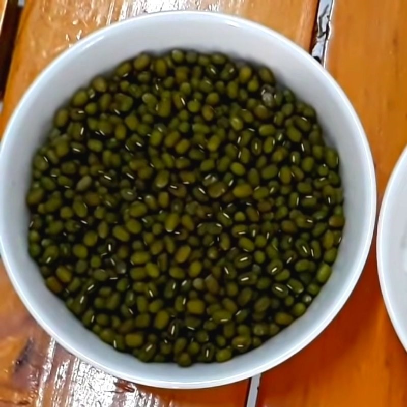 Rửa sạch và đãi đậu xanh hạt nguyên vỏ trước khi nấu, bí quyết giữ hạt chè không bị nát.