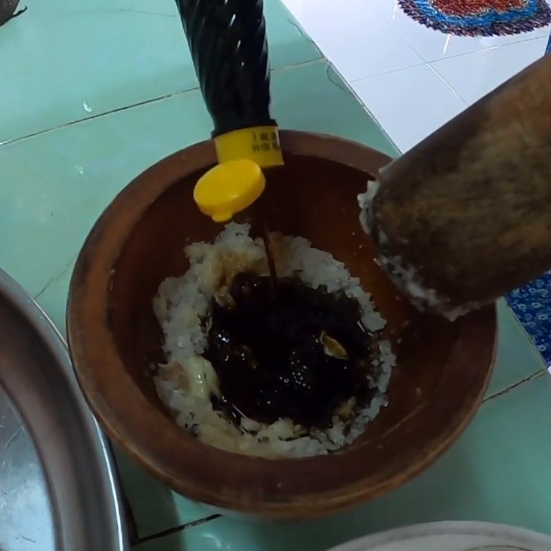 Thêm gia vị vào giò heo ướp, chuẩn bị cho quá trình chiên