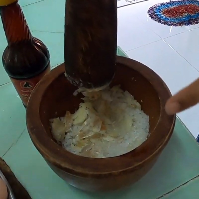Giã gia vị và ướp giò heo cho món ăn thêm đậm đà
