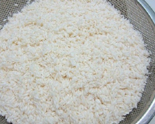 Gạo nếp dẻo thơm được vo sạch, chuẩn bị nấu chè nếp đậu phộng