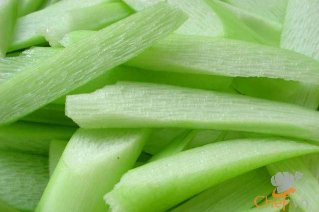 Sơ chế dọc mùng để nấu canh chua