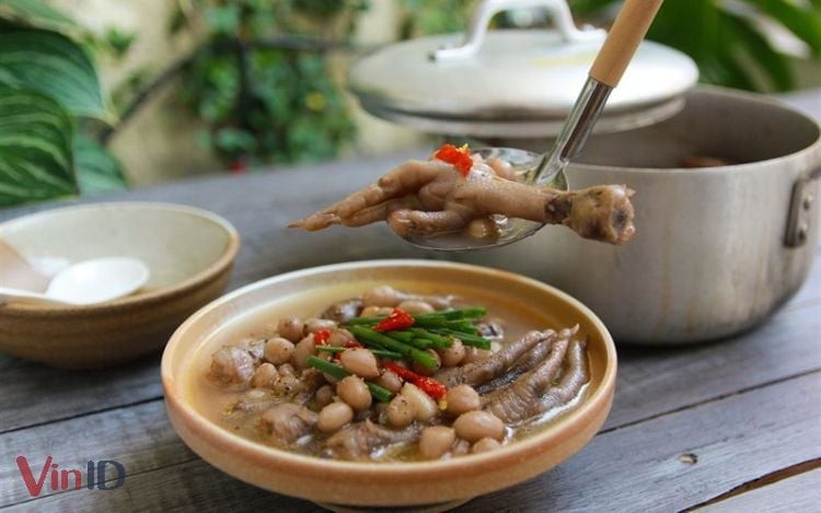Chân gà hầm đậu phộng mềm nhừ, giàu collagen