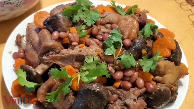 Bát gà hầm đậu đỏ nóng hổi, thơm lừng mùi thảo mộc